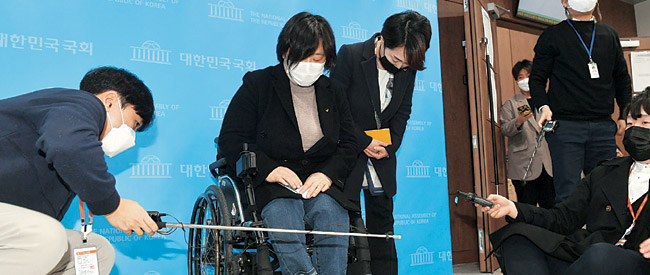 정의당 젠더인권본부장인 배복주(왼쪽 두 번째) 부대표와 정호진(〃 세 번째) 대변인이 25일 오전 국회 소통관에서 긴급기자회견을 열고 고개를 숙이고 있다. 국회사진기자단