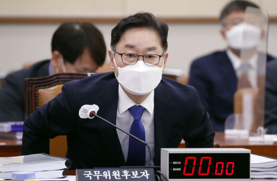 박범계 법무부 장관 후보자가 25일 오전 국회 법제사법위원회에서 열린 인사청문회에 출석해 자리에 앉고 있다. 국회사진기자단