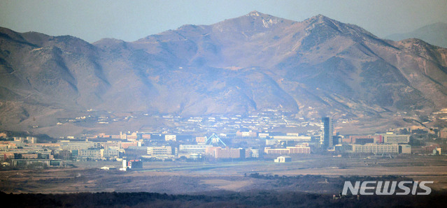 [파주=뉴시스]북한 조선노동당 8차대회 이틀째인 6일 경기 파주시 접경지역에서 바라본 북측 진봉산 앞으로 폭파된 개성공단 연락사무소 등이 보이고 있다. 8차 당대회는 2016년 7차 당대회 이후 5년만이다. 2021.01.06.