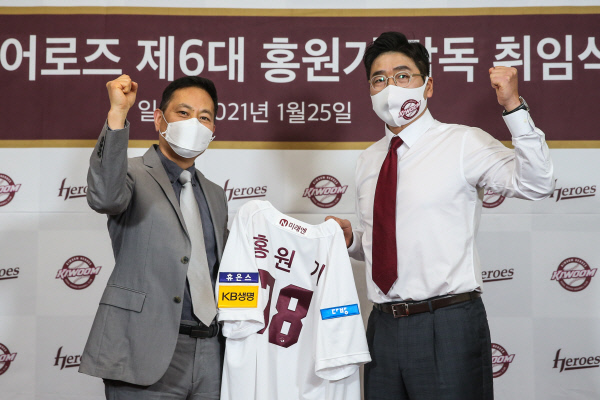 홍원기(오른쪽) 키움 감독이 25일 오후 홈구장 고척스카이돔에서 열린 감독 취임식에서 허홍 사장으로부터 유니폼을 전달받은 뒤 기념 포즈를 취하고 있다. 키움 히어로즈 제공