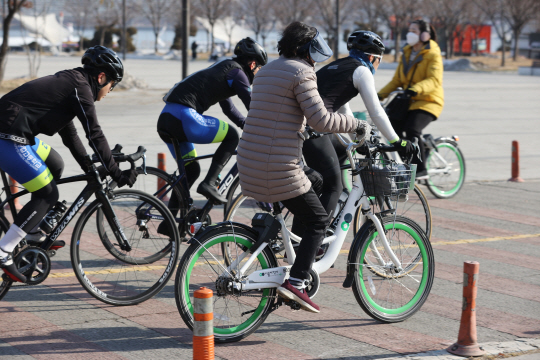 지난 20일 서울 영등포구 ‘여의도 한강공원’에서 시민들이 서울시 공용자전거 ‘따릉이’를 타고 있다. 연합뉴스