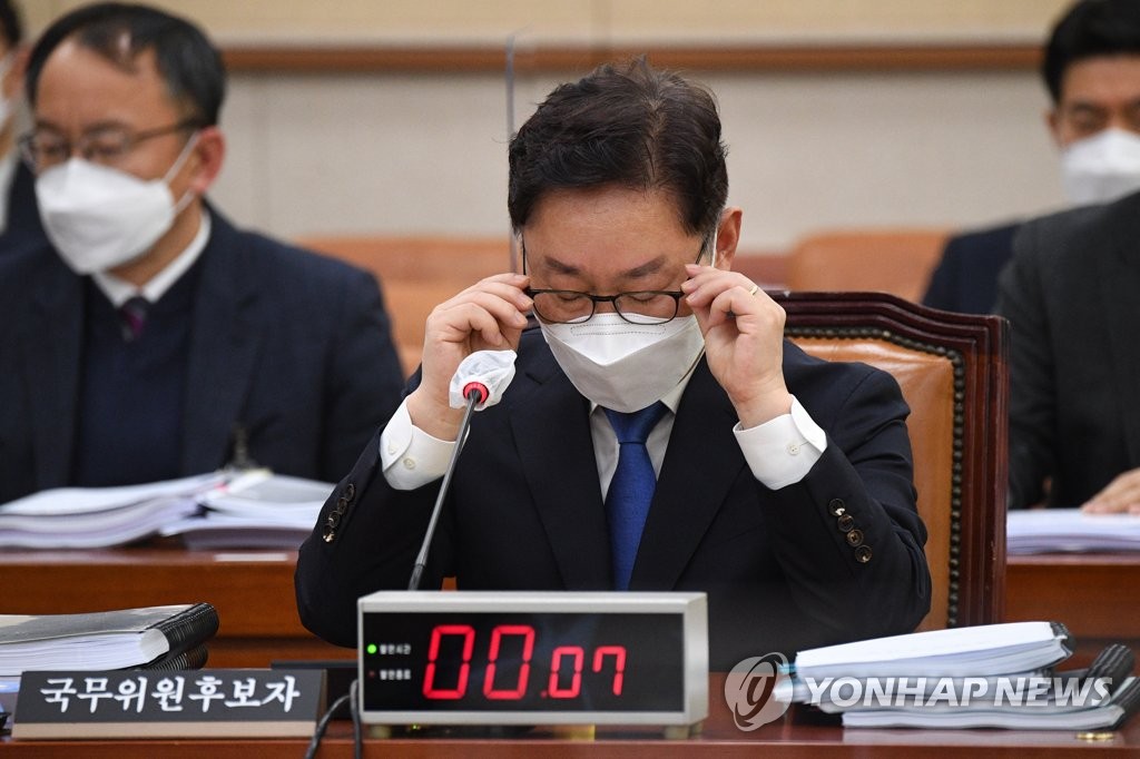 (서울=연합뉴스) 박범계 법무부 장관 후보자가 25일 국회 법제사법위원회에서 열린 인사청문회에서 안경을 고쳐 쓰며 질의를 듣고 있다. 2021.1.25