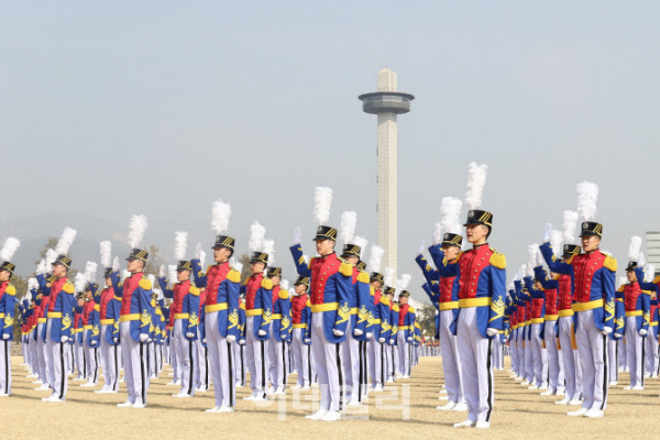 육사에 입학한 생도들이 입학선서를 하고 있다. 육군 제공