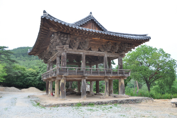 경북 의성 대곡사 범종루 전경.