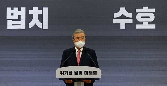 김종인 국민의힘 비상대책위원장이 27일 오전 국회에서 열린 신년 기자회견에 앞서 모두 발언을 하고 있다.