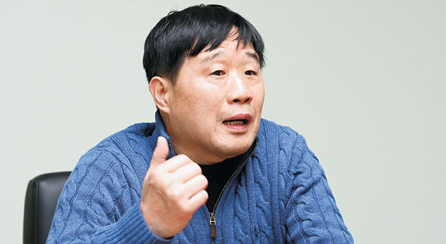 서민 단국대 교수가 지난 14일 서울 중구 문화일보에서 가진 인터뷰에서 극성스러운 문재인 대통령 지지자들의 문제점을 지적하고 있다.