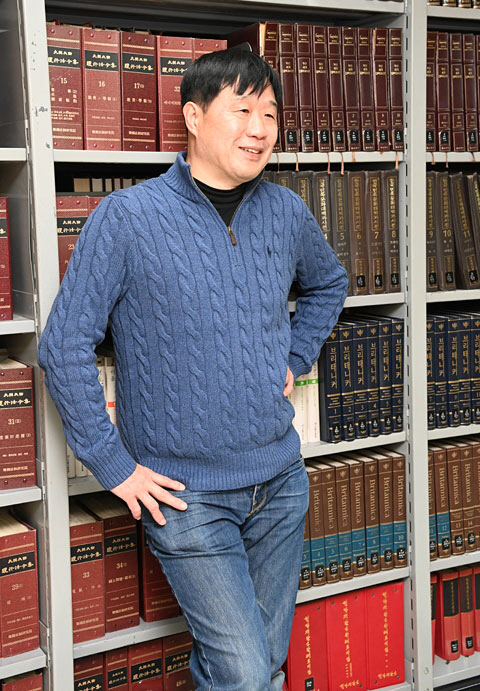 기생충 전문가인 서민 단국대 교수가 지난 14일 “한국 정치는 자기 분수를 아는 기생충을 배워야 한다”고 말하며 웃고 있다.
