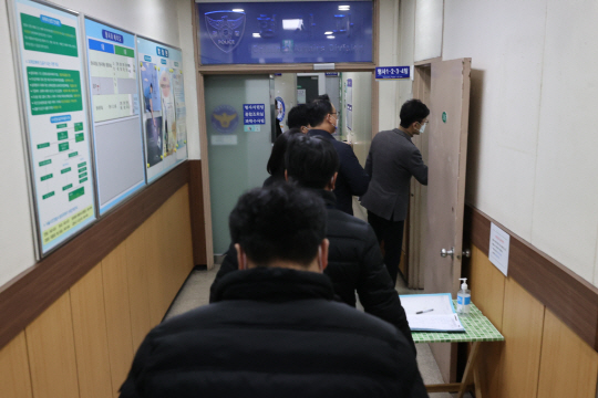 이용구 법무부 차관의 변호사 시절 택시기사 폭행 사건 ‘봐주기 의혹’을 수사 중인 서울중앙지검 형사5부 수사팀이 27일 오전 이 차관 사건을 처리했던 서울 서초구 서초경찰서 형사과 사무실에서 압수수색을 실시하고 있다.  연합뉴스