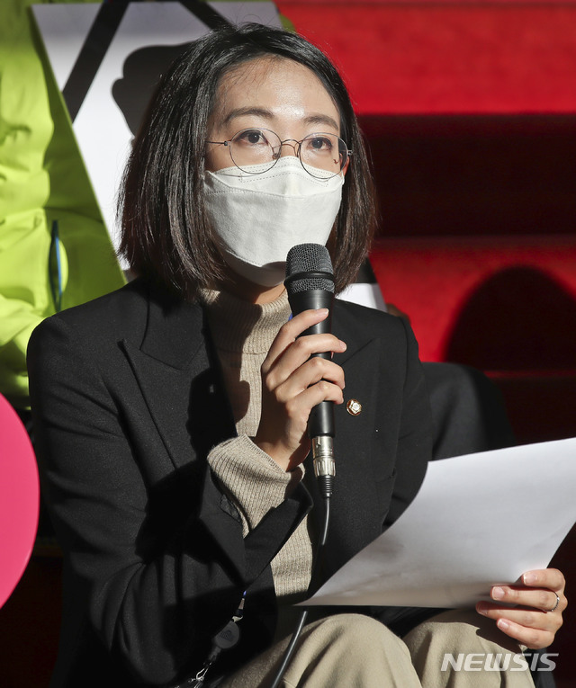 [서울=뉴시스] 장혜영 정의당 의원이 8일 오전 서울 여의도 국회 로텐더홀 계단앞에서 열린 의원총회에서 발언하고 있다. (공동취재사진) 2020.12.08.