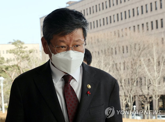 (과천=연합뉴스) 이용구 법무부 차관이 27일 오후 정부과천청사 법무부로 들어서고 있다. 이날 이용구 차관의 택시 운전기사 폭행 의혹을 재수사하고 있는 검찰이 서울 서초경찰서를 압수수색했다.