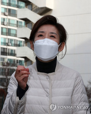 (서울=연합뉴스) 서울시장 보궐선거 출마 선언을 한 국민의힘 나경원 전 의원이 27일 오후 서울 강남구 대치동 은마아파트를 찾아 노후시설 등을 살펴본 뒤 취재진의 질문에 답하고 있다. 2021.1.27 [국회사진기자단]