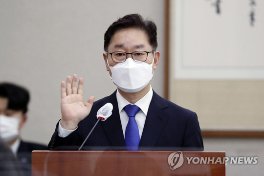 (서울=연합뉴스) 박범계 법무부 장관 후보자가 25일 서울 여의도 국회 법제사법위원회에서 열린 인사청문회에서 선서하고 있다. 2021.1.25