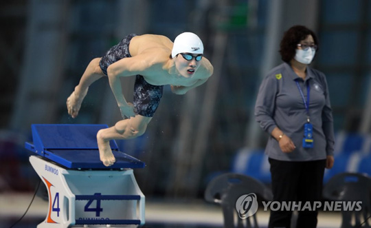 (김천=연합뉴스) 19일 오후 경북 김천시 김천실내수영장에서 열린 2020년 경영 국가대표 선발대회 남자 자유형 200m 결승에서 황선우(서울체육고등학교)가 힘찬 출발을 하고 있다. 2020.11.19