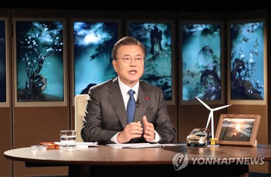 연설하는 문 대통령 (서울=연합뉴스) 이진욱 기자 = 문재인 대통령이 27일 오후 청와대에서 화상으로 열린 2021 세계경제포럼(WEF) 한국정상 특별연설에 참석, 연설하고 있다. 2021.1.27