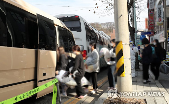 차량으로 이동하는 대전IEM국제학교 학생들 [연합뉴스 자료사진]
