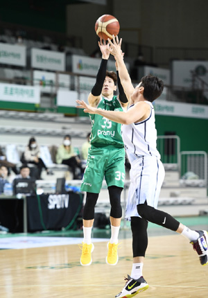 슛하는 DB 두경민. [KBL 제공. 재판매 및 DB 금지]