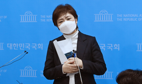 4월 부산시장 보궐선거에 나선 이언주 전 국민의힘 의원이 28일 오전 국회 소통관에서 긴급 기자회견을 하고 있다.