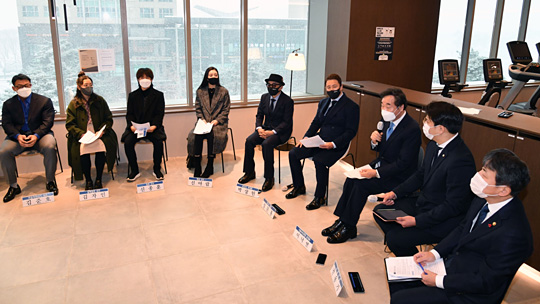 이낙연(오른쪽 세 번째) 더불어민주당 대표가 28일 오전 서울 구로구 경인로의 한 피트니스센터에서 열린 코로나19 피해 지원을 위한 체육계 간담회에서 모두발언을 하고 있다. 국회사진기자단