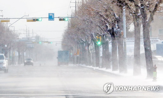 눈보라 흩날리는 도로 [연합뉴스 자료사진]
