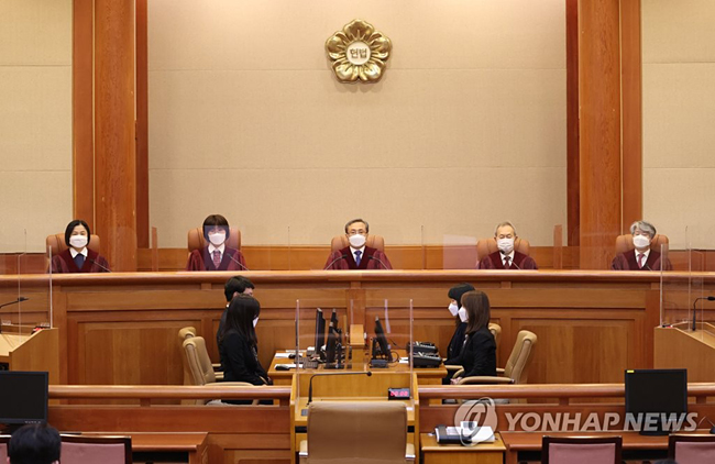 (서울=연합뉴스) 김인철 기자 = 유남석 헌법재판소장(가운데)과 헌법재판관들이 28일 오후 서울 종로구 헌법재판소 대심판정에서 열린 고위공직자범죄수사처에 대해 청구된 헌법소원 심판 사건 선고를 위해 착석해 있다.