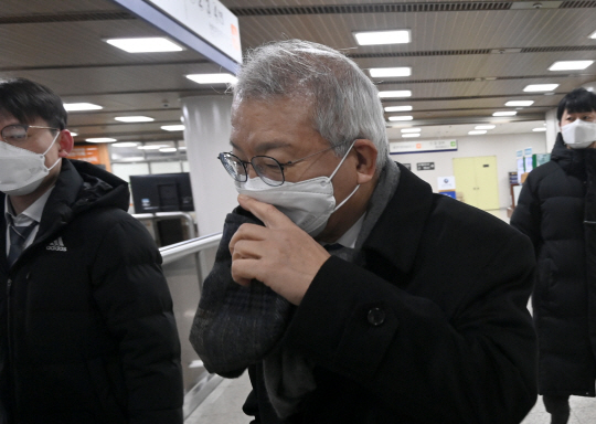 더불어민주당이 박근혜 정부 시절 판결개입 의혹 당사자인 임성근 부산고법 부장판사에 대한 탄핵 소추를 추진해 법조계에서 비판이 확산되는 가운데, 29일 오전 양승태 전 대법원장이 사법부 적폐청산 명분으로 진행되는 사법행정권 남용사건 재판을 받기 위해 서울 서초구 서울중앙지법으로 들어서고 있다. 김호웅 기자