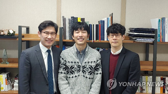 (서울=연합뉴스) 삼성미래기술육성사업이 지원한 연구진이 핵생성 과정을 원자 수준에서 직접 관찰하는 데 성공했다고 삼성전자가 29일 밝혔다. 사진은 이번 연구를 주도한 서울대학교 박정원 교수(왼쪽부터), 한양대학교 에리카 캠퍼스 전성호 박사, 한양대학교 에리카 캠퍼스 이원철 교수. 2021.1.29