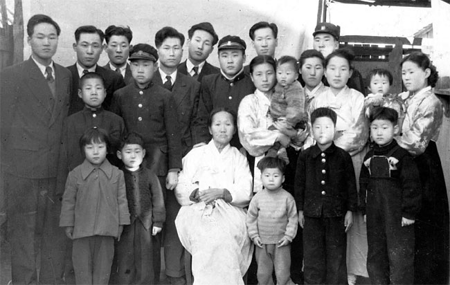 한국전쟁 끝 무렵 부산 범일동에서 고 정주영 현대그룹 명예회장의 모친 한성실(맨 앞줄 가운데 흰옷 입은 분) 여사와 가족들이 함께 사진을 찍었다. 첫 번째 줄 왼쪽부터 정문숙, 김근수, 한 여사, 정몽헌(정주영 다섯째 아들), 정몽우(〃 넷째 아들), 김윤수. 두 번째 줄 왼쪽부터 정몽근(정주영 셋째 아들), 정몽구(〃 둘째 아들), 변중석(〃 부인), 정몽준(아기·〃 여섯째 아들), 정희영(〃 여동생), 박병임(정순영 부인), 정형숙(아기), 김월계(정인영 부인). 세 번째 줄 왼쪽부터 정세영(정주영 넷째 동생), 정순영(〃 둘째 동생), 김영주, 정인영(〃 첫째 동생), 정신영(〃 다섯째 동생), 정상영(〃 여섯째 동생·KCC 명예회장), 정주영, 정몽필(〃첫째 아들).  자료사진
