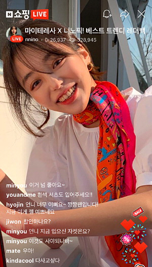 네이버의 라이브커머스 서비스인 ‘쇼핑라이브’에서 소비자들이 실시간으로 질문을 주고받으며 제품을 살펴보고 있다.  네이버 제공