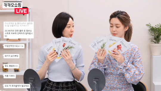 카카오쇼핑라이브 방송에서 진행자들이 제품에 대해 설명하고 있다. 카카오커머스는 최근 라이브커머스 플랫폼인 ‘카카오쇼핑라이브’의 누적 시청 횟수가 2000만 회를 돌파했다고 밝혔다.  카카오커머스 제공