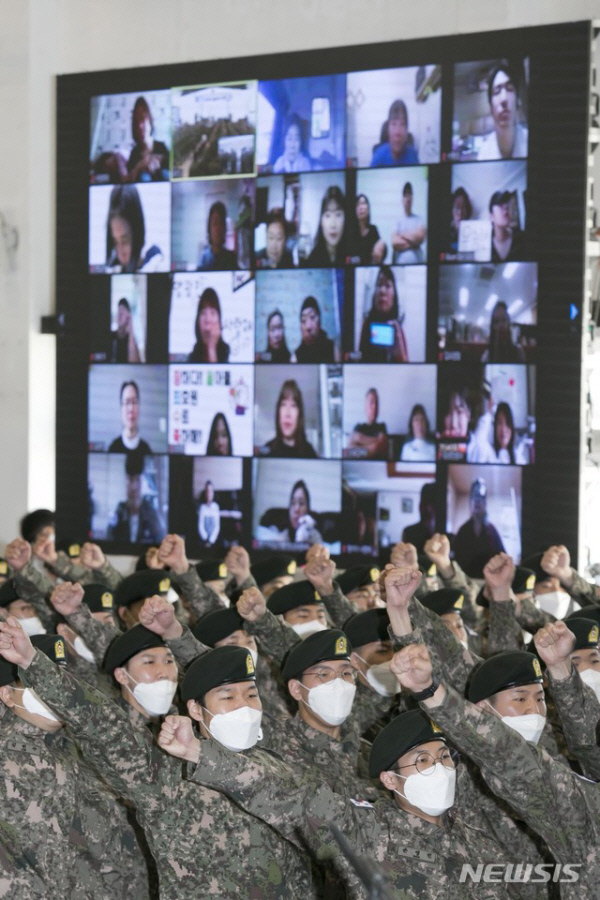 지난해 11월 4일 육군 7사단 신병 수료식 가족방문 행사를 ‘비대면 신병 수료식’으로 대체 진행하는 모습 . 코로나19로 장병 휴가가 금지된 가운데 입대 4달 이상 된 신병들에게 한시적으로 휴가가 허용된다. 사진=KT／뉴시스