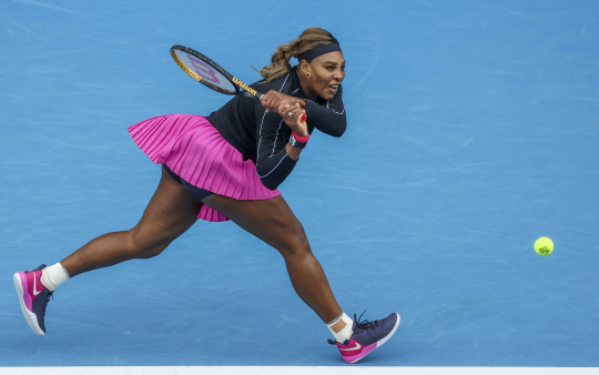 미국의 세리나 윌리엄스가 1일(한국시간) 호주 멜버른에서 열린 야라밸리클래식 2회전에서 백핸드 리턴을 시도하고 있다.  AP 연합뉴스