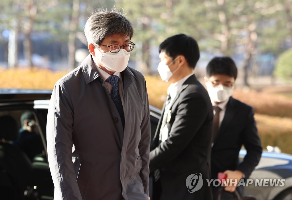 (서울=연합뉴스) 김명수 대법원장이 3일 오전 서초동 대법원으로 출근하고 있다. 2021.2.3