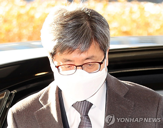 (서울=연합뉴스) 김명수 대법원장이 ‘사법농단’에 연루된 임성근 부산고법 부장판사에 대한 탄핵소추안 표결이 예정된 4일 오전 서울 서초구 대법원으로 출근하고 있다. 이날 임성근 부장판사 변호인 측은 김명수 대법원장이 탄핵을 염두에 두고 자신의 사표 수리를 거부했다는 발언을 담은 녹취록을 공개했다. 2021.2.4