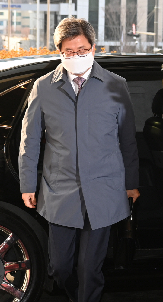 ‘임성근 부장판사 탄핵 발언’ 부인 거짓말로 사법부 불신사태를 초래한 김명수 대법원장이 5일 오전 서울 서초동 대법원으로 출근하면서 시선을 땅바닥으로 향하고 있다.