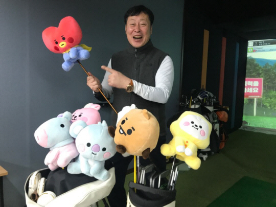 남종규 부사장이 지난달 출시한 BT21의 드라이버 헤드 커버를 들고 설명하고 있다.