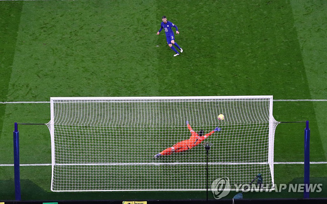 페널티킥에 성공하는 첼시의 조리지뉴. (EPA=연합뉴스)