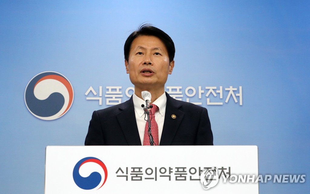 (청주=연합뉴스) 김강립 식품의약품안전처장이 5일 오후 충북 청주시 식품의약품안전처 브리핑룸에서 셀트리온의 신종 코로나바이러스 감염증(코로나19) 항체치료제 ‘렉키로나주960mg(레그단비맙)’의 조건부 품목허가 최종점검위원회 결과를 발표하고 있다.