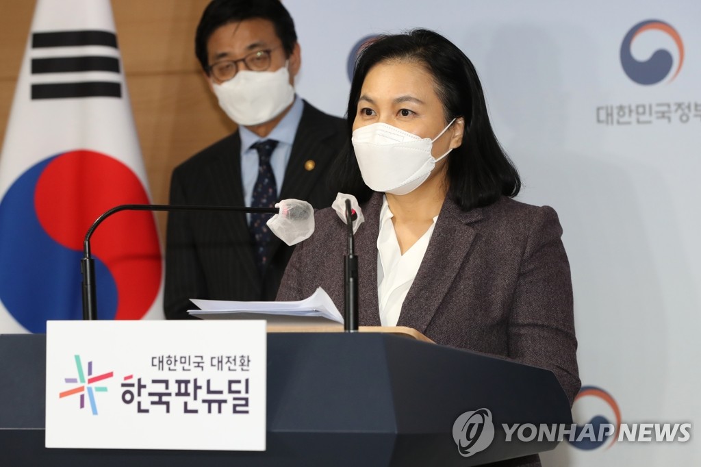 (서울=연합뉴스) 유명희 통상교섭본부장이 5일 오후 정부서울청사에서 WTO 사무총장 후보직 사퇴 입장을 발표하고 있다.