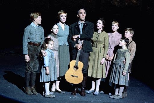 ‘사운드 오브 뮤직’ 한 장면, 기타를 든 남성이 트랩 대령 역할의 크리스토퍼 플러 [트위터 캡처·재판매 및 DB 금지]