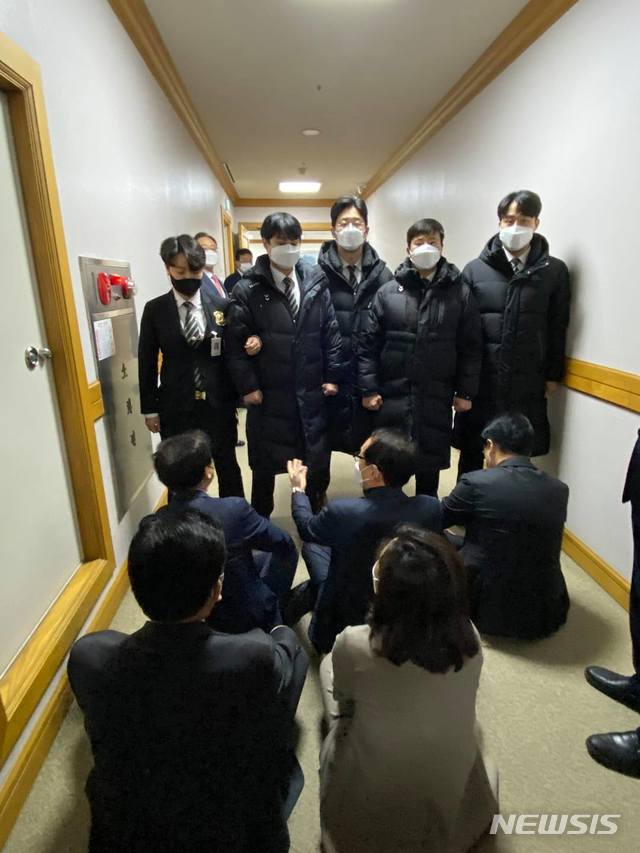 지난 5일 김명수 대법원장과 면담을 요구하며 대법원 항의방문한 국민의힘 의원들.(사진 출처 = 전주혜 의원 페이스북)