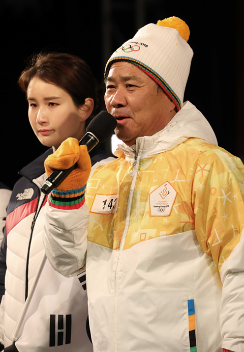 이기흥(오른쪽) 대한체육회장이 2018 평창동계올림픽 성화봉송에 앞서 인사말을 하고 있다.  뉴시스