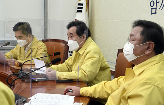 이낙연(가운데) 더불어민주당 대표가 8일 국회에서 열린 최고위원회의에서 모두 발언을 하고 있다. 연합뉴스