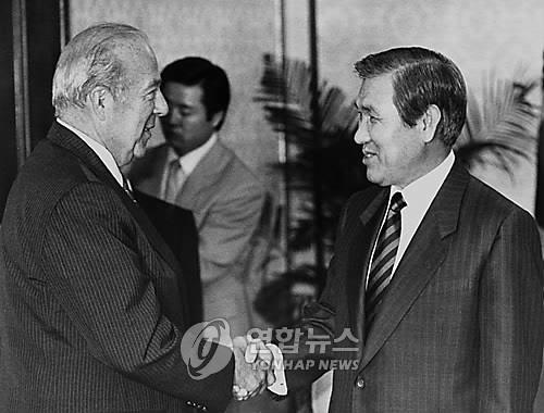노태우 전 대통령은 1988년 7월 18일 청와대에서 방한중인 조지 슐츠 미 국무장관을 접견, 오찬을 함께하며 서울올림픽의 성공적 개최문제 등 한-미 양국간의 현안 관심사에 대해 의견을 교환했다. [연합뉴스 자료사진]