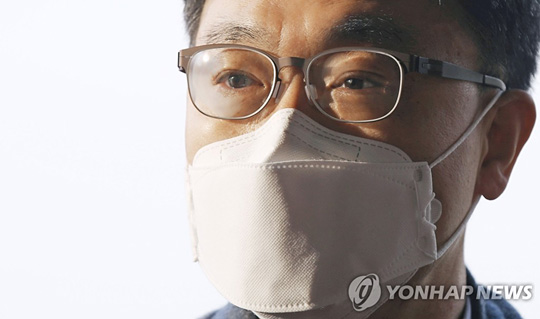 (과천=연합뉴스) 김진욱 고위공직자범죄수사처장이 지난 5일 오전 정부과천청사로 출근하며 취재진 질문에 답하고 있다. [연합뉴스 자료사진]