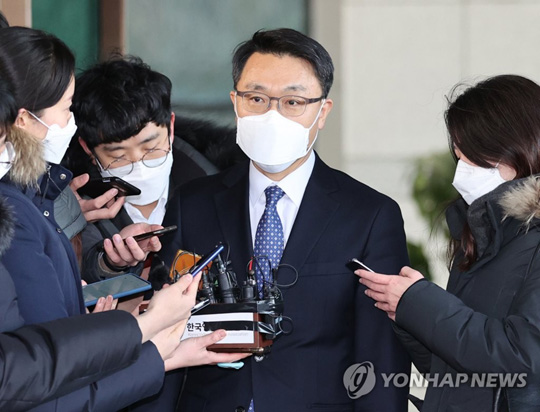 (서울=연합뉴스) 윤석열 검찰총장과 면담을 마친 김진욱 고위공직자범죄수사처(공수처) 처장이 8일 오후 서울 서초구 대검찰청을 나서며 취재진의 질문에 답하고 있다.