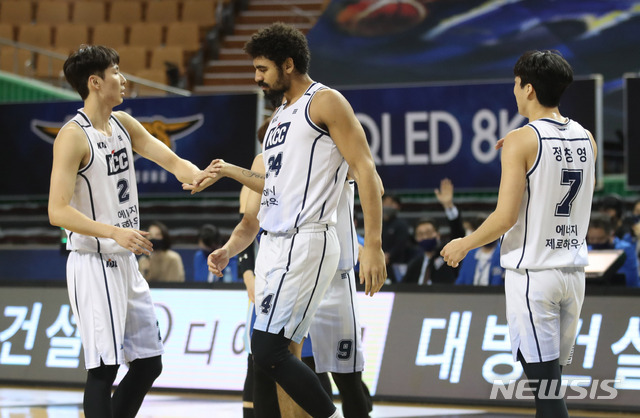[서울=뉴시스]고범준 기자 = 8일 오후 서울 송파구 잠실실내체육관에서 열린 2020-2021 현대모비스 KBL 서울 삼성 썬더스와 전주 KCC 이지스의 경기, 전주 데이비스가 득점에 성공하자 동료들과 하이파이브 하고 있다. 2021.02.08.