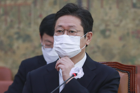 황희 문화체육관광부 장관 후보자가 9일 오전 국회 인사청문회에서 마스크를 만지고 있다.  국회사진기자단