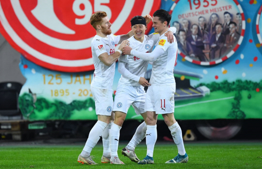 홀슈타인 킬의 이재성(가운데)이 9일 오전(한국시간) 득점을 올린 뒤 동료들의 축하를 받고 있다.   홀슈타인 킬 SNS