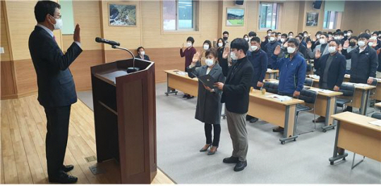 지난 1월 충남 청양군 건축·건설 관련 공무원들이 김돈곤(왼쪽) 군수와 함께 청렴 서약을 하고 있다.   청양군청 제공