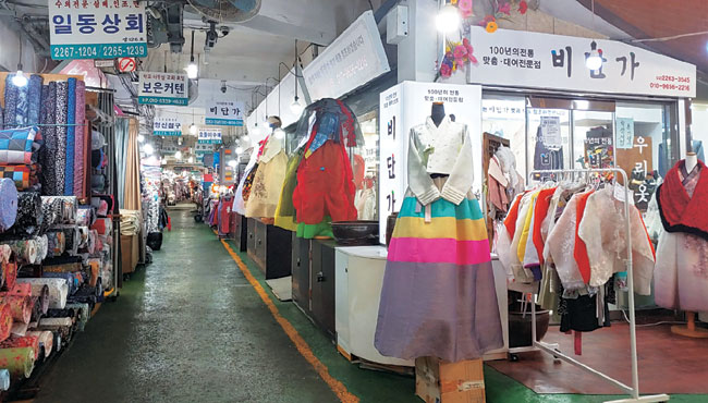 설 연휴를 앞둔 8일 오후 서울 종로구에 있는 광장시장 내 한복매장 주변이 한산한 모습을 보이고 있다.   김온유 기자